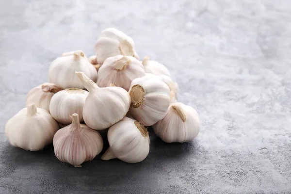 Vitlök på grå bord — Stockfoto