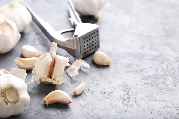 Knoblauch auf grauem Tisch — Stockfoto