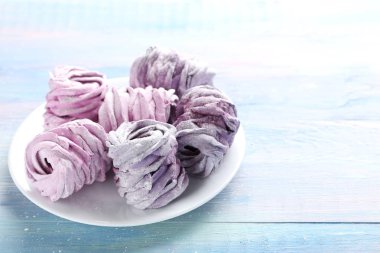 Ahşap masa üzerinde tatlı zephyr