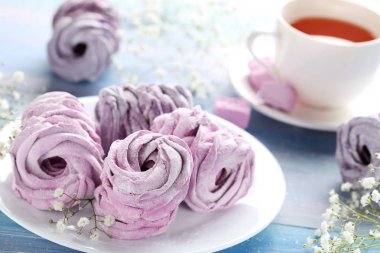 Ahşap masa üzerinde tatlı zephyr