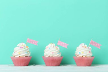 Yeşil bir arka plan üzerinde lezzetli kek