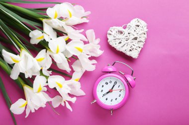 Çalar saat çiçekleriyle beyaz Iris