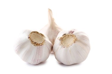 Sarımsak beyaz arka planda izole edilmiş.