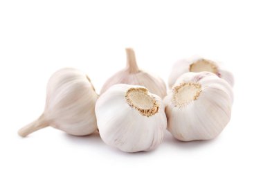 Sarımsak beyaz arka planda izole edilmiş.