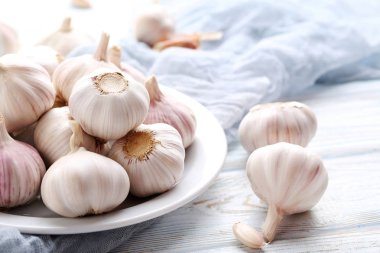 Mavi ahşap masa tabağa sarımsak