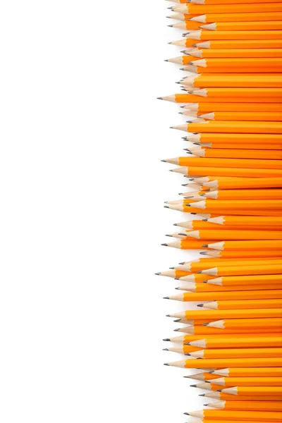 Желтые карандаши на белом фоне — стоковое фото