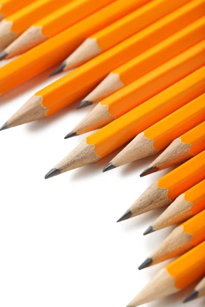 Sárga ceruzák fehér alapon — Stock Fotó
