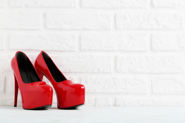 Paire de chaussures à talons hauts pour femmes — Photo