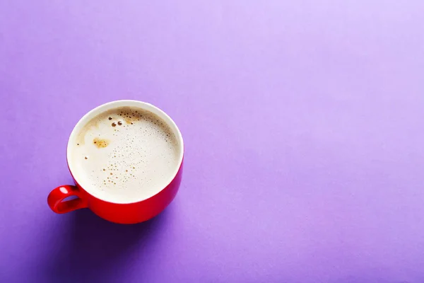 Kopje koffie op een paarse achtergrond — Stockfoto