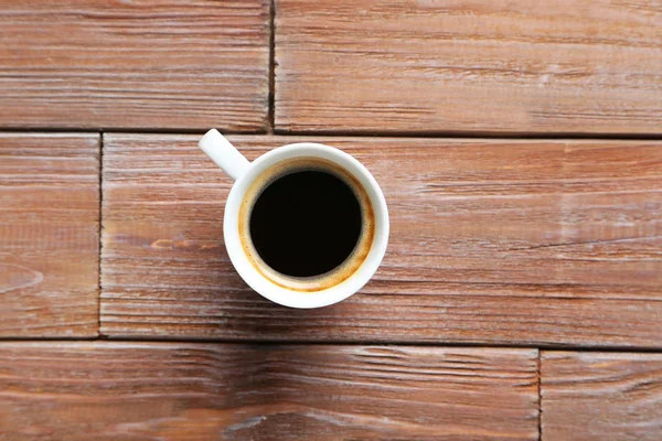 Xícara de café em uma mesa de madeira marrom — Fotografia de Stock