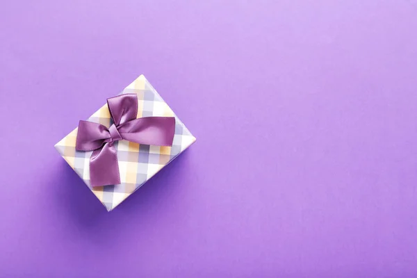 Gift box with ribbon — Stock Photo, Image