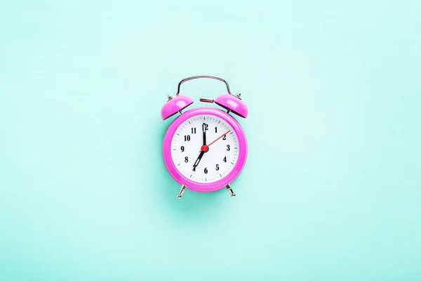 Розовый будильник — стоковое фото