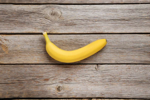 Банан на столе — стоковое фото