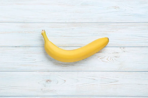 Банан на белом — стоковое фото