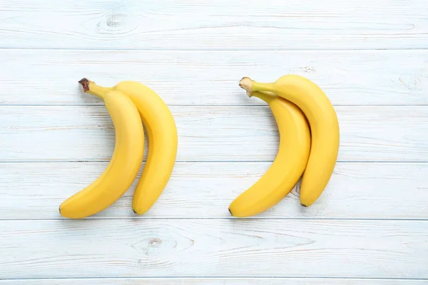 Édes banán, fehér fa tábla — Stock Fotó