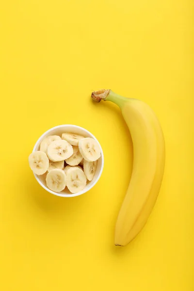 Сладкие бананы на желтом фоне — стоковое фото