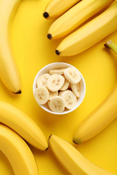 Bananes sucrées sur fond jaune — Photo