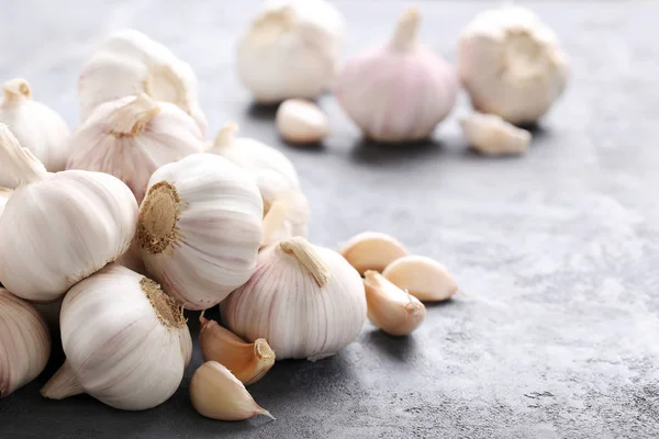 Vitlök på den grå träbord — Stockfoto