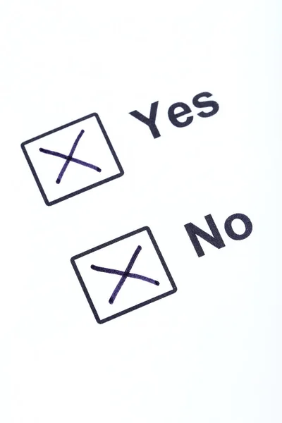 Ελέγξτε τα κουτιά Ναι και όχι σε λευκό χαρτί — Φωτογραφία Αρχείου