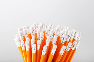 Silgi ile sarı kalemler 