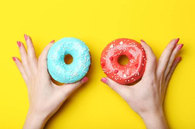 Erkek holding donuts eller 