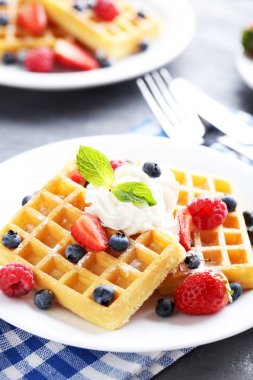 Böğürtlenli ev yapımı waffle.