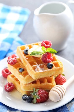 Böğürtlenli ev yapımı waffle.