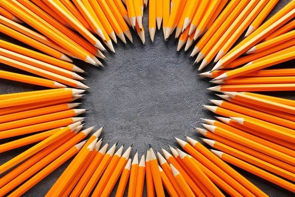 A tábla sárga ceruza — Stock Fotó