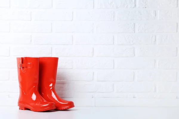 Botas de borracha vermelha — Fotografia de Stock