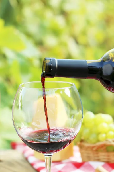 Wijn in glas gieten — Stockfoto