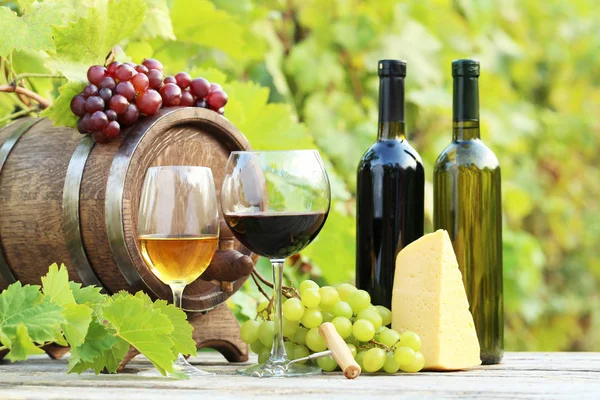 Wine in glasses with bunch of grapes — Stock Photo, Image