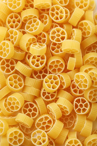 Un mucchio di pasta sul tavolo — Foto Stock