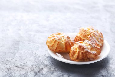 Krema ile ev yapımı profiterol