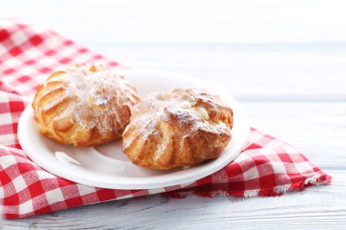 Krema ile ev yapımı profiterol