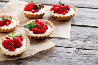 Tatlı tartlets çilek ile