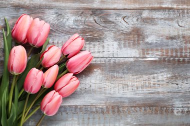 Bir buket pembe lale.