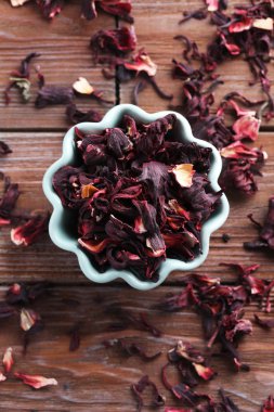 laptop beraber üzerinde çalışan iş kadınları