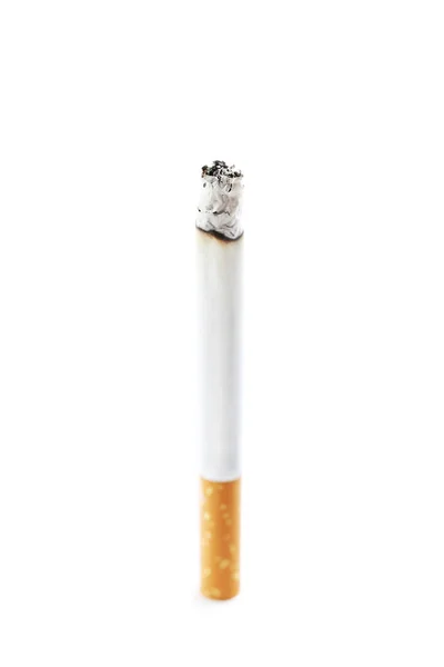 Sigaretta con cenere e filtro — Foto Stock
