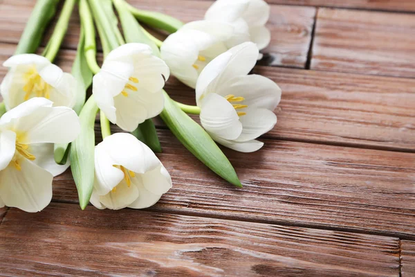 Bouquet de tulipes sur table — Photo