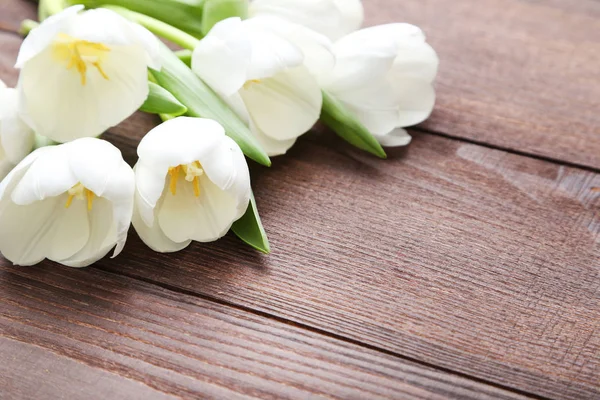 Bouquet de tulipes sur table — Photo