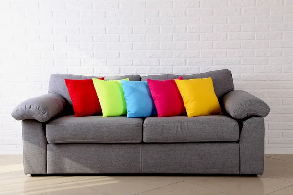 다채로운 베개 소파에 — 스톡 사진