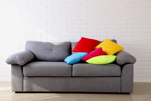 Kolorowe poduszki na kanapie — Zdjęcie stockowe