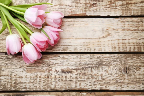 Букет тюльпанів на столі — стокове фото