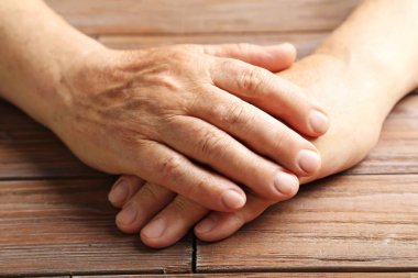 Eski kıdemli elinde 