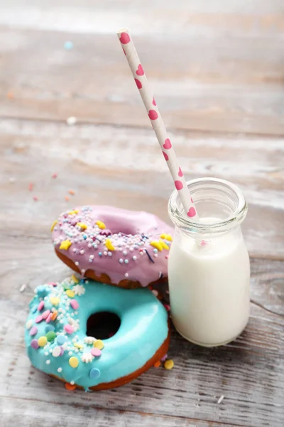 Sabrosas rosquillas con salpicaduras — Foto de Stock