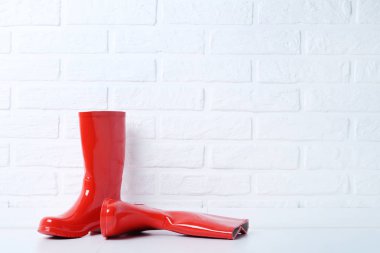 Kırmızı lastik çizme