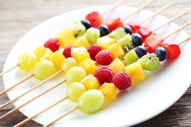 Taze meyve şiş üzerinde