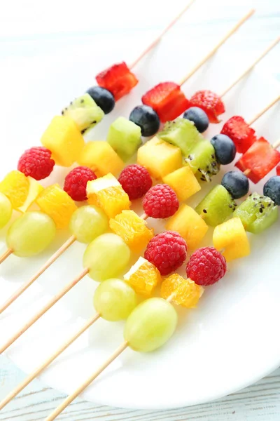 Frutas frescas en pinchos — Foto de Stock