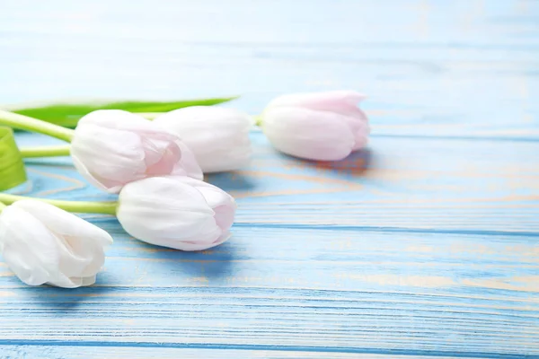 Bouquet de tulipes sur table — Photo