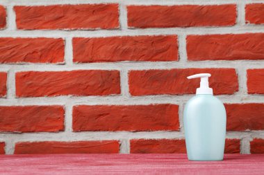 Raf üzerinde kozmetik şişe 